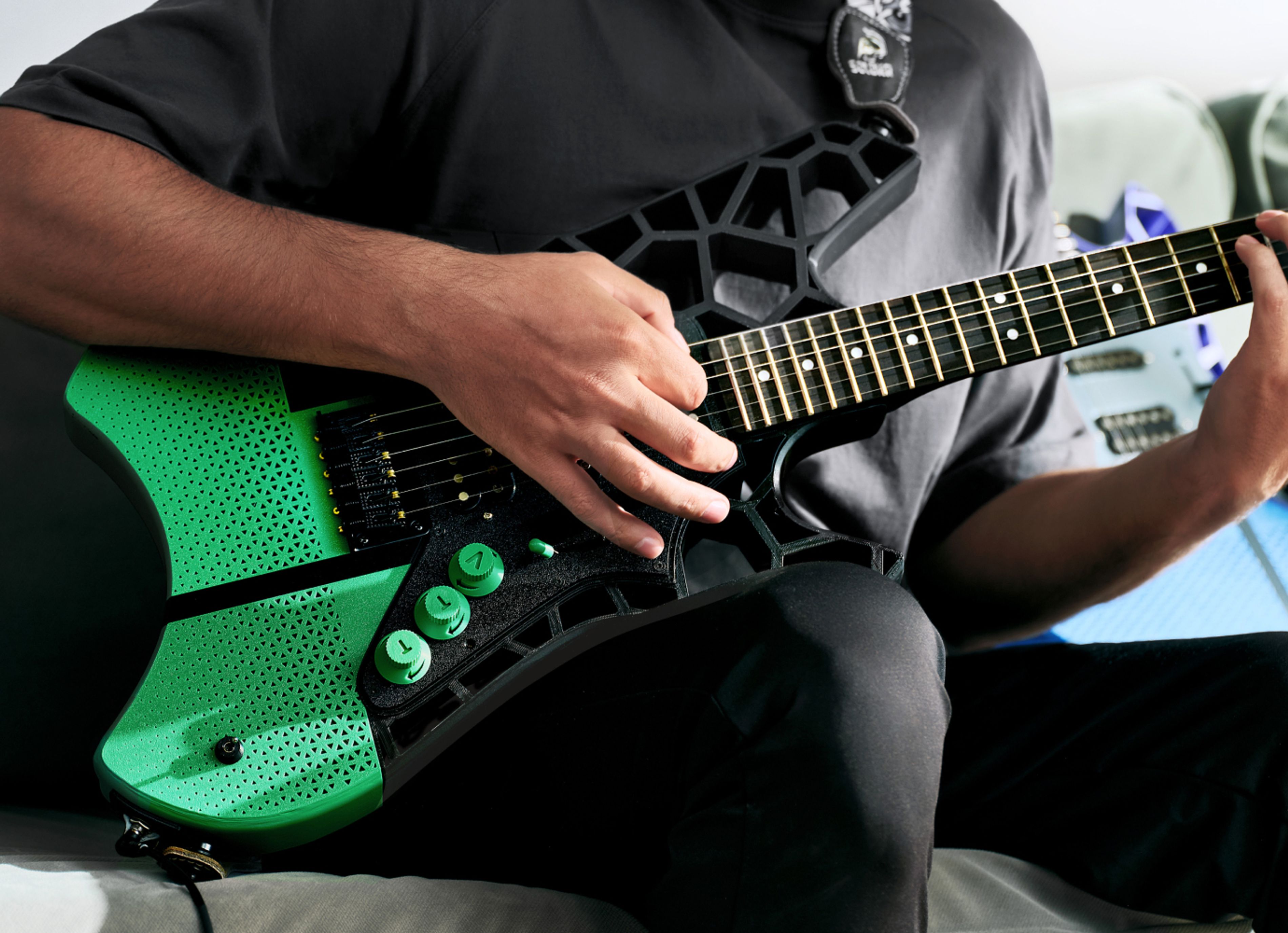 https://store.bblcdn.eu/s8/default/d3429ffea0204a7b84f618dc3cd8818d/name_electric_guitar_PC.jpg